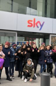 Foto ragazzi E20T all'esterno degli studi televisivi Sky Academy